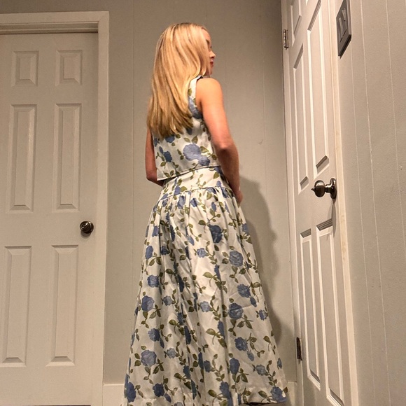 Chic Floral Blue and White Skirt Set - Picture 2 of 4